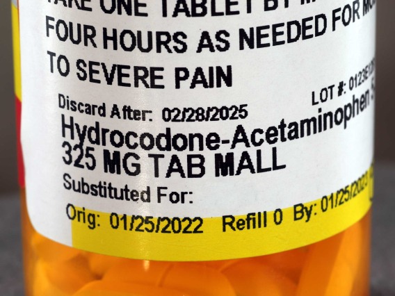 Close-up of prescription bottle with instructions for taking hydrocodone-acetaminophen for pain